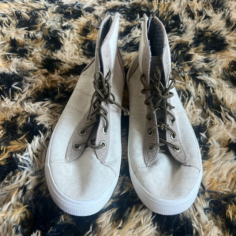 Cute beachy shoes, size 8, never worn, cream, tan, gold, blue and white color.
